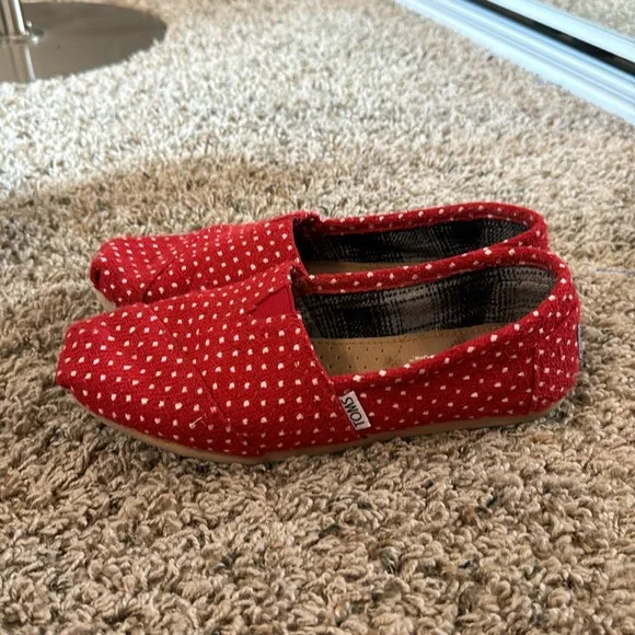 Classic Red Dot Tom’s Size 7 - Picture 4 of 9